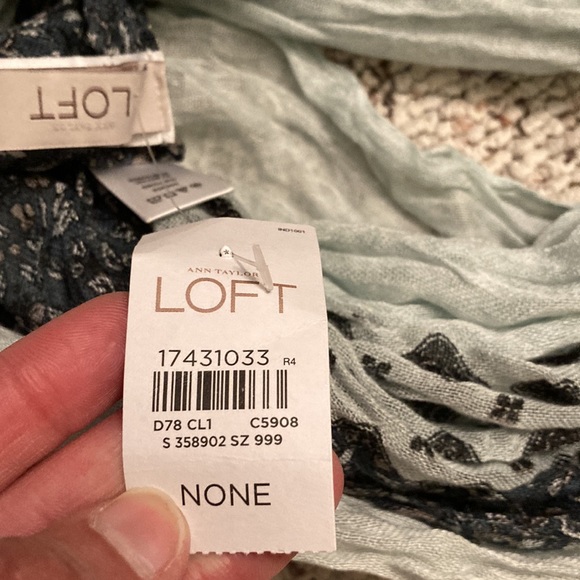 5 for $25 💸💸💸💸💸 
Fashion scarf - Picture 3 of 4